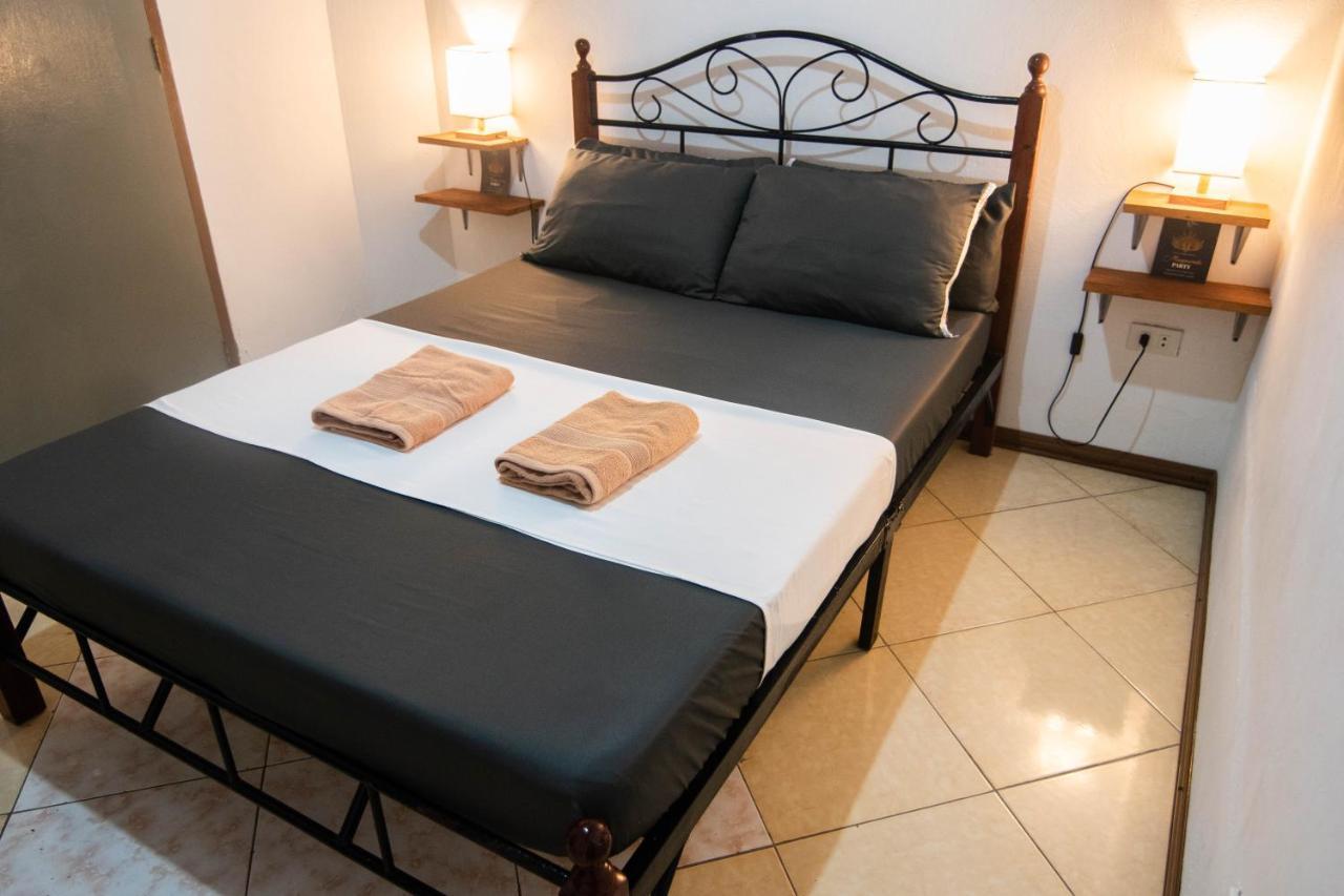 Ohlala Hostel Moalboal Buitenkant foto