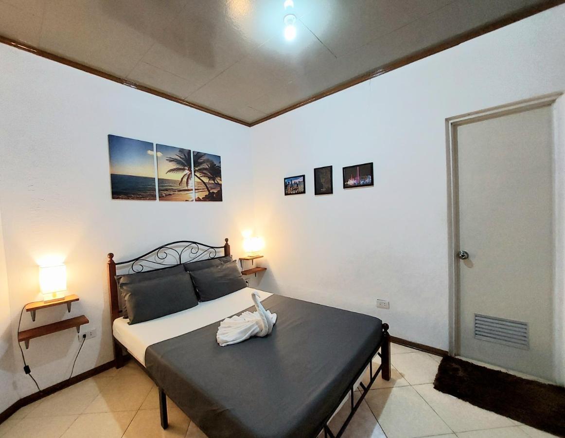 Ohlala Hostel Moalboal Buitenkant foto